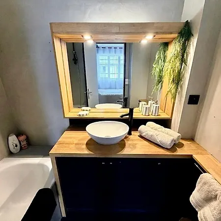 Apartment Grand T2 Industriel Lumineux & Calme - Proche Esa *