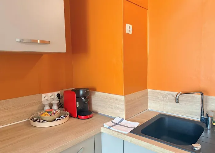 Grand T2 Industriel Lumineux & Calme - Proche Esa Apartmán *